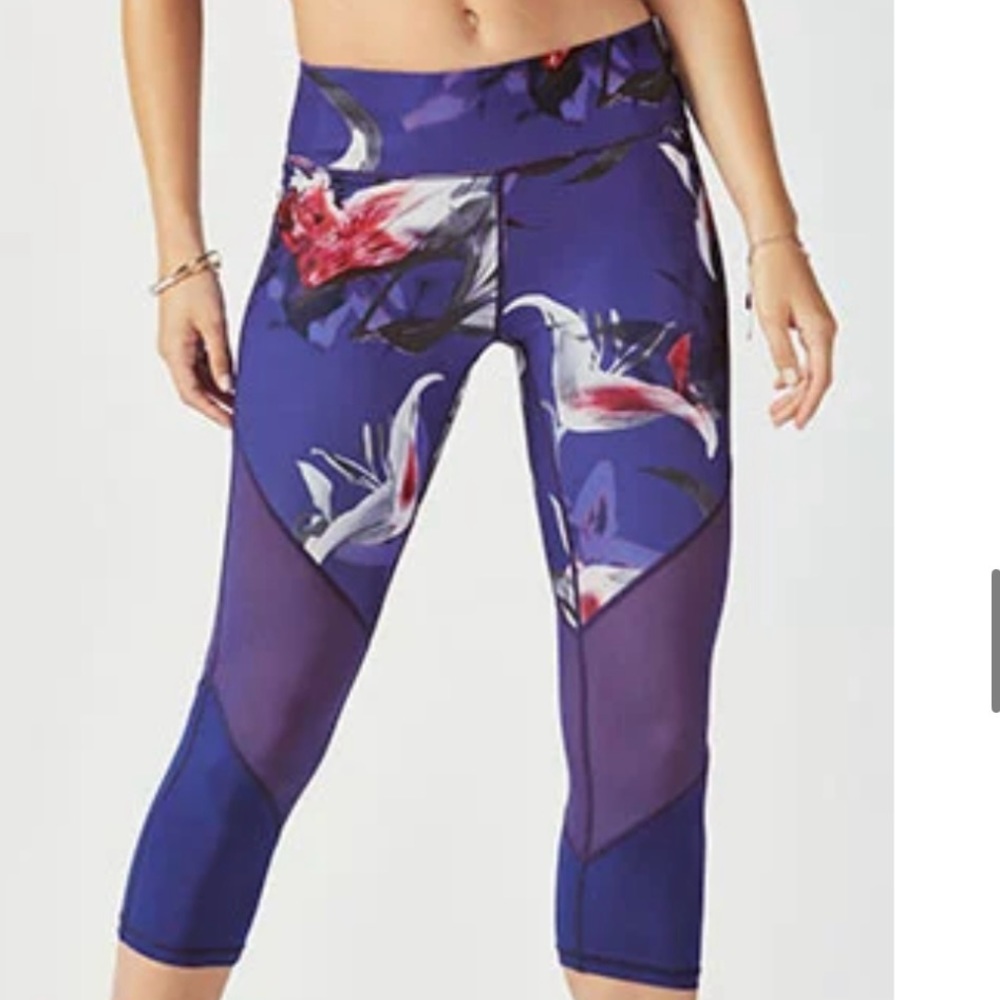 Fabletics Midnight Mesh Powerhouse Capri in Midnight Lily Print Size Small